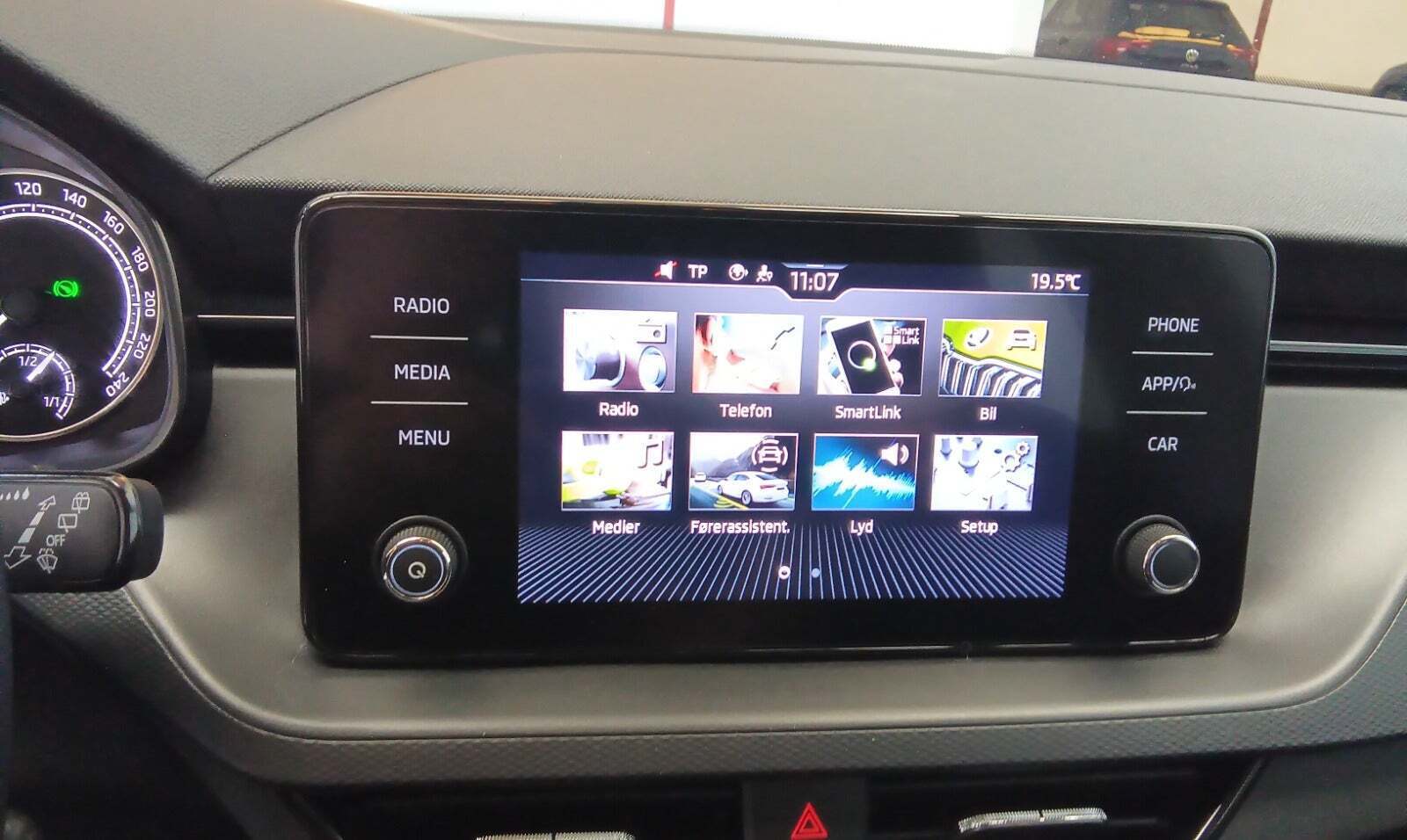 Grå Skoda Kamiq fra 2022 set indefra