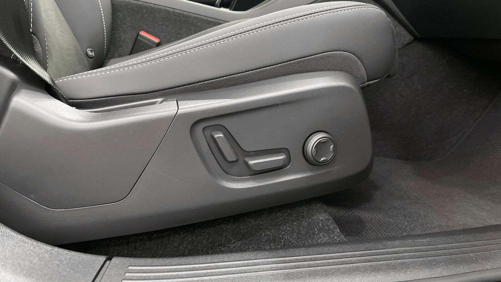 Grå Volvo C40 fra 2024