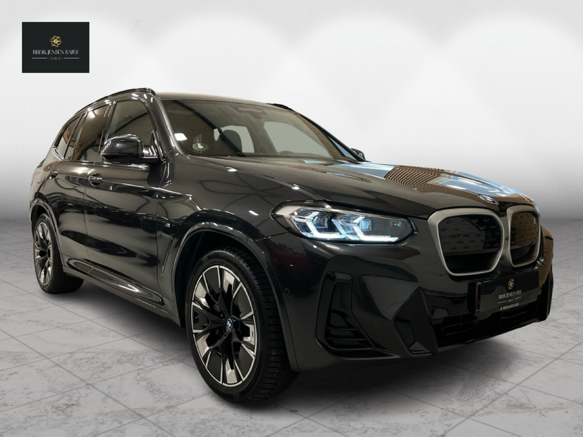 Sort BMW iX3 fra 2022 set udefra