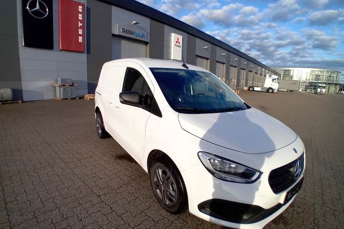 Hvid Mercedes Citan 110 fra 2024 set udefra