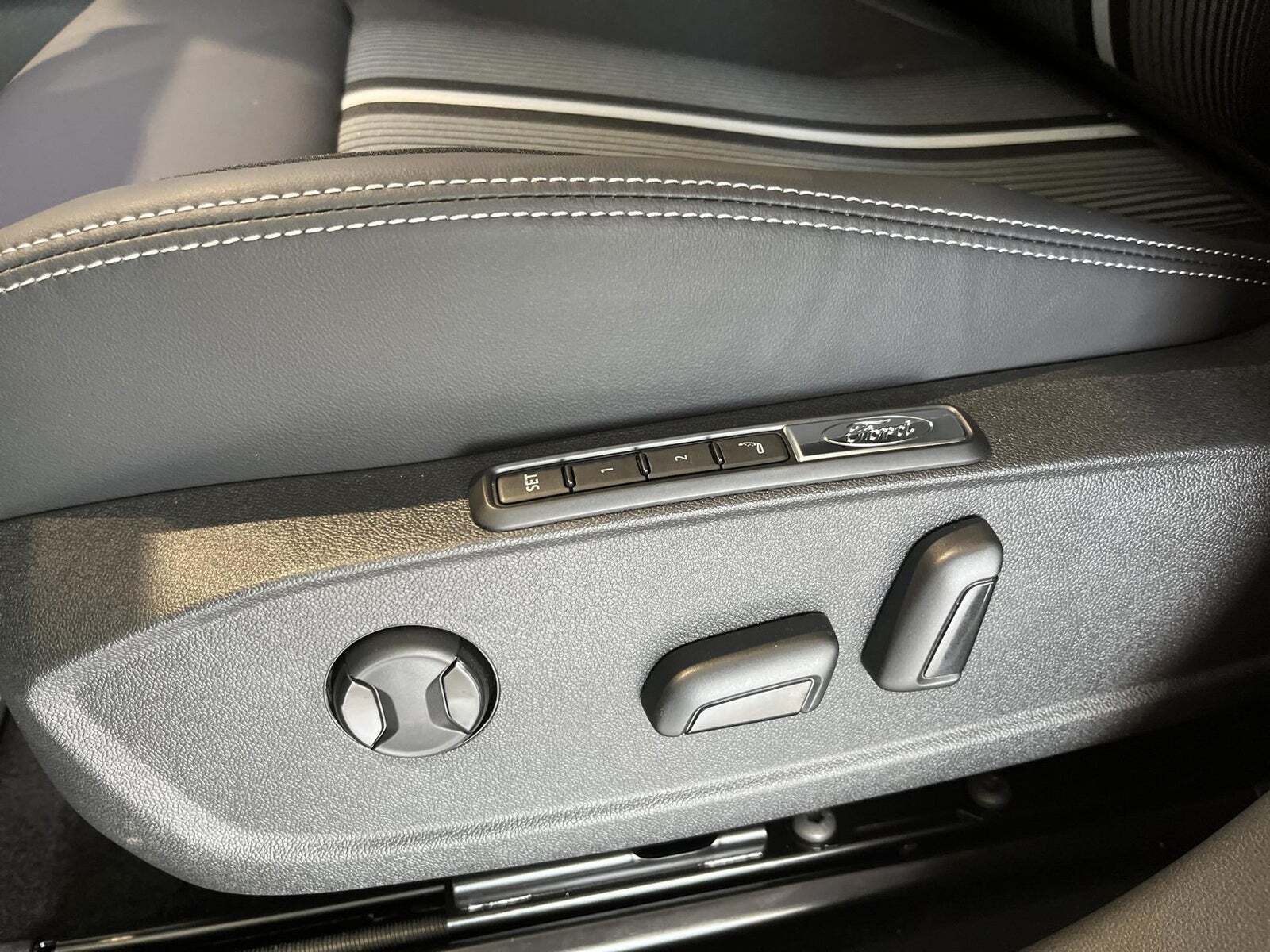 Grå Ford Capri fra 2025