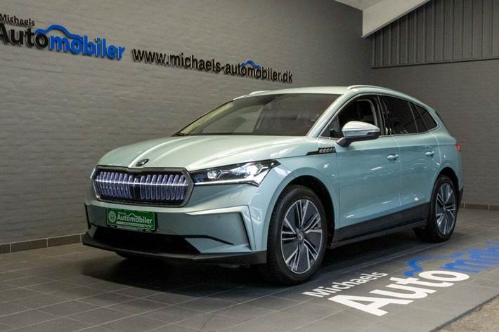 Turquoise Skoda Enyaq fra 2023 set udefra