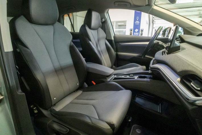 Turquoise Skoda Enyaq fra 2023