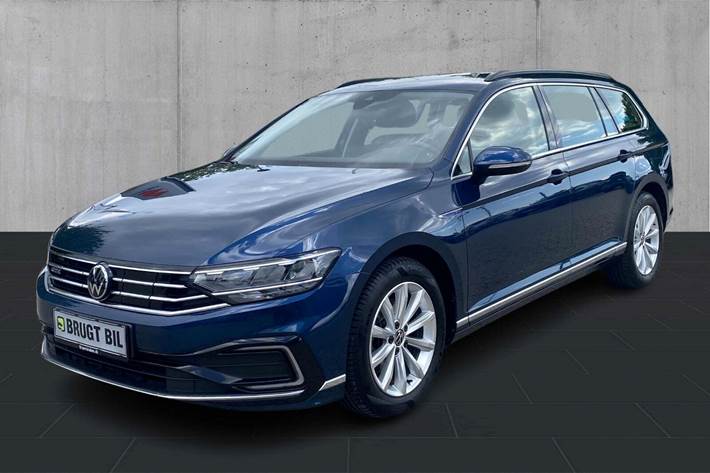 Blå VW Passat fra 2022 set udefra