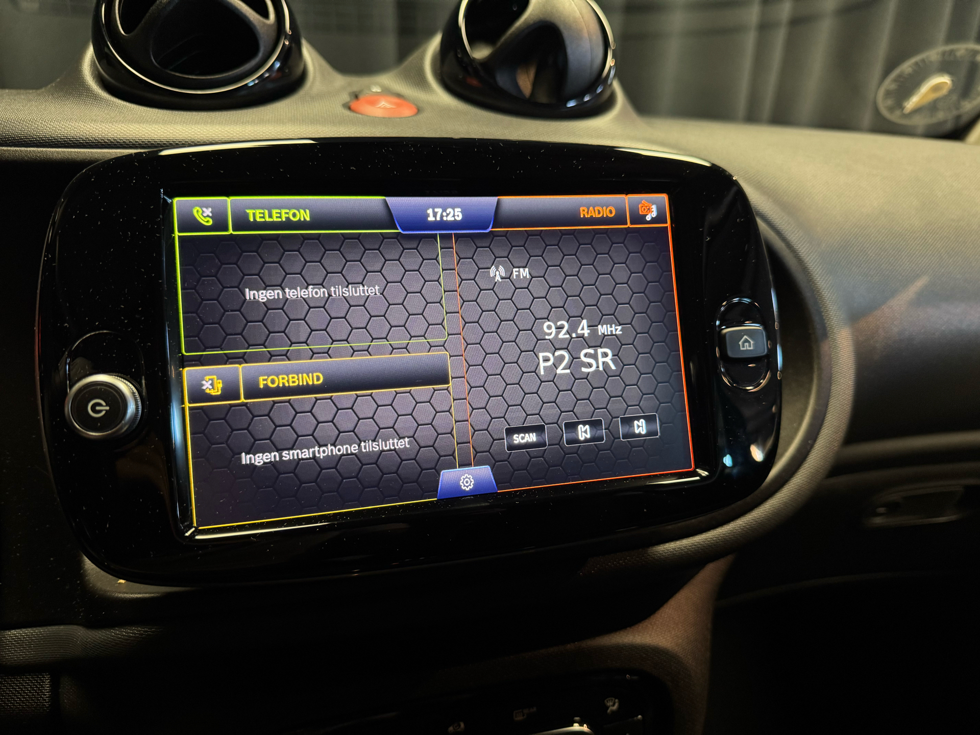 Hvid Smart Fortwo fra 2022 set indefra