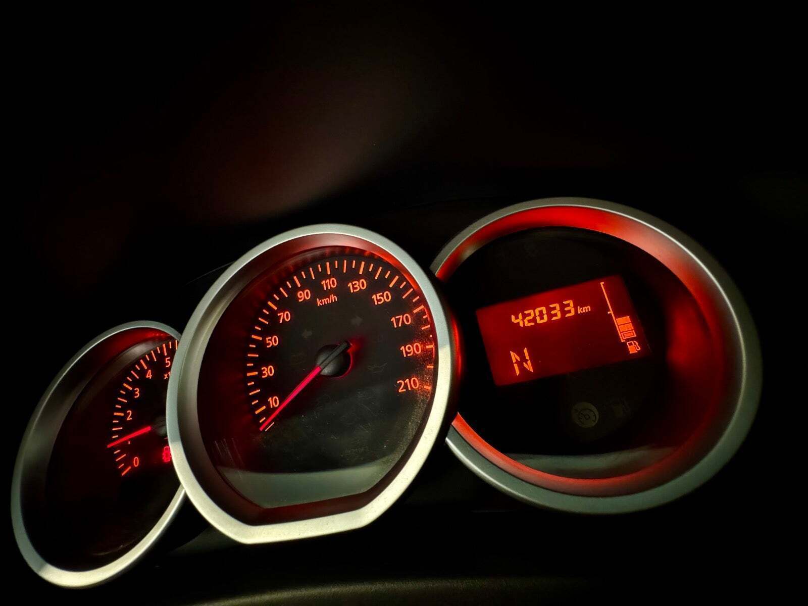 Beige Dacia Logan fra 2017 set indefra