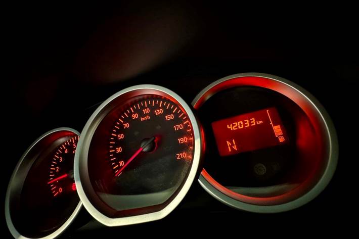 Beige Dacia Logan fra 2017 set indefra