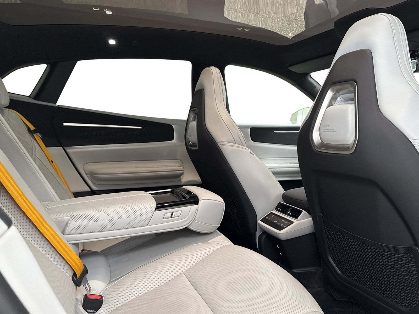 Hvid Polestar 4 fra 2024