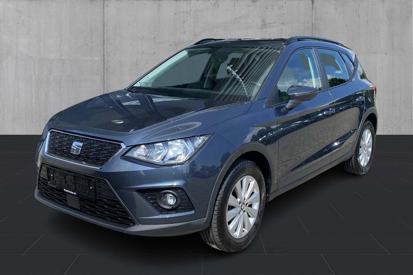 Grå Seat Arona fra 2019 set udefra