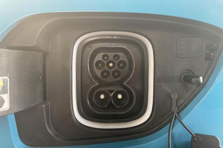 Blå Hyundai Kona fra 2022