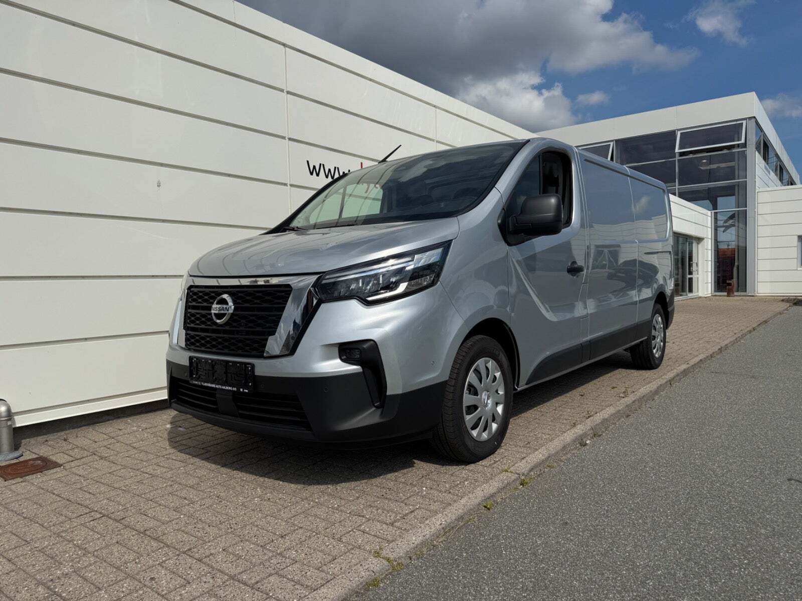 Sølv Nissan Primastar fra 2023 set udefra