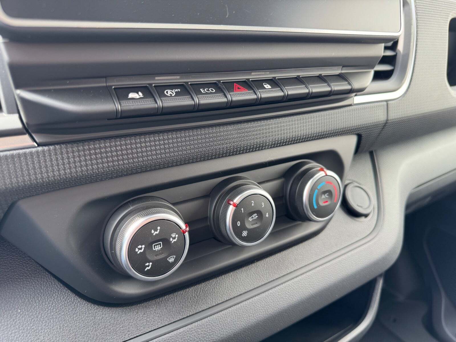 Sølv Nissan Primastar fra 2023