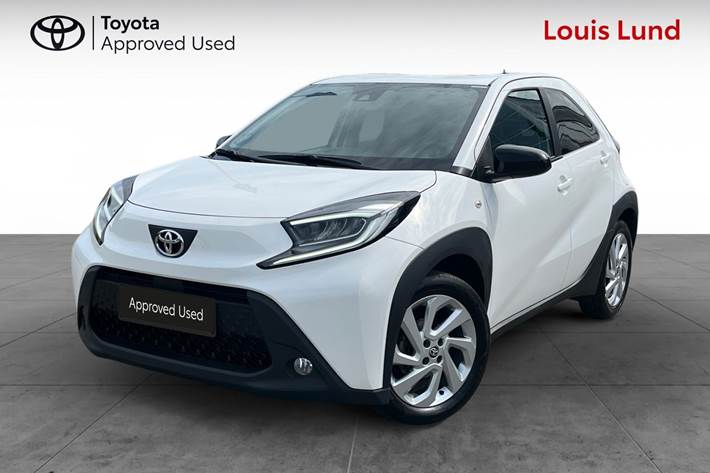 Hvid Toyota Aygo X fra 2023 set udefra