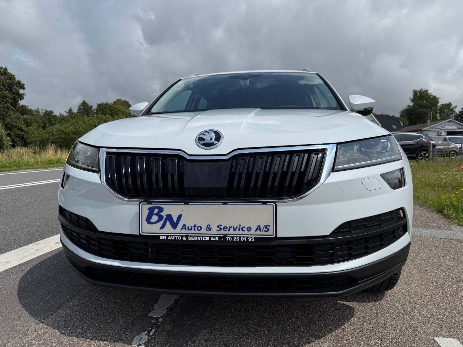 Hvid Skoda Karoq fra 2019 set udefra