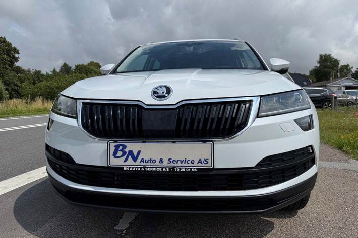 Hvid Skoda Karoq fra 2019 set udefra