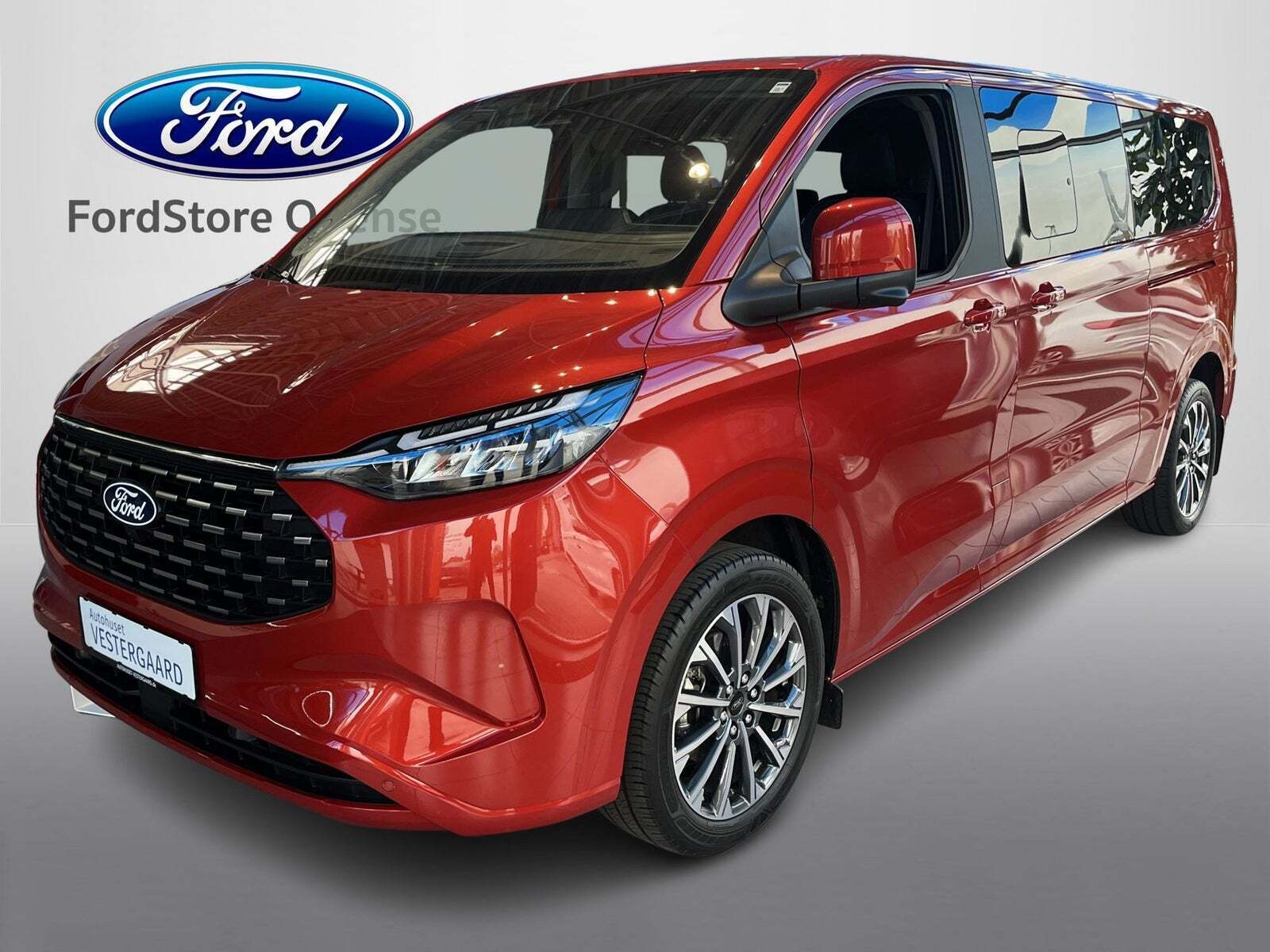 Beige Ford Tourneo Custom 340L fra 2024