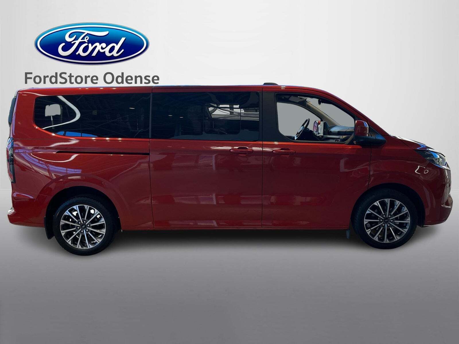 Beige Ford Tourneo Custom 340L fra 2024