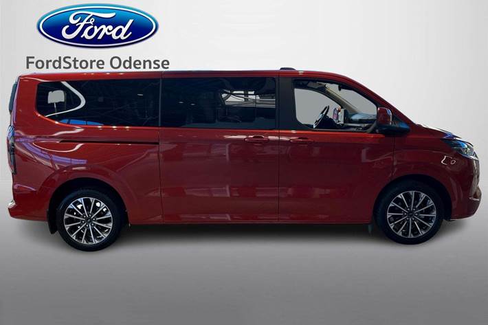 Beige Ford Tourneo Custom 340L fra 2024