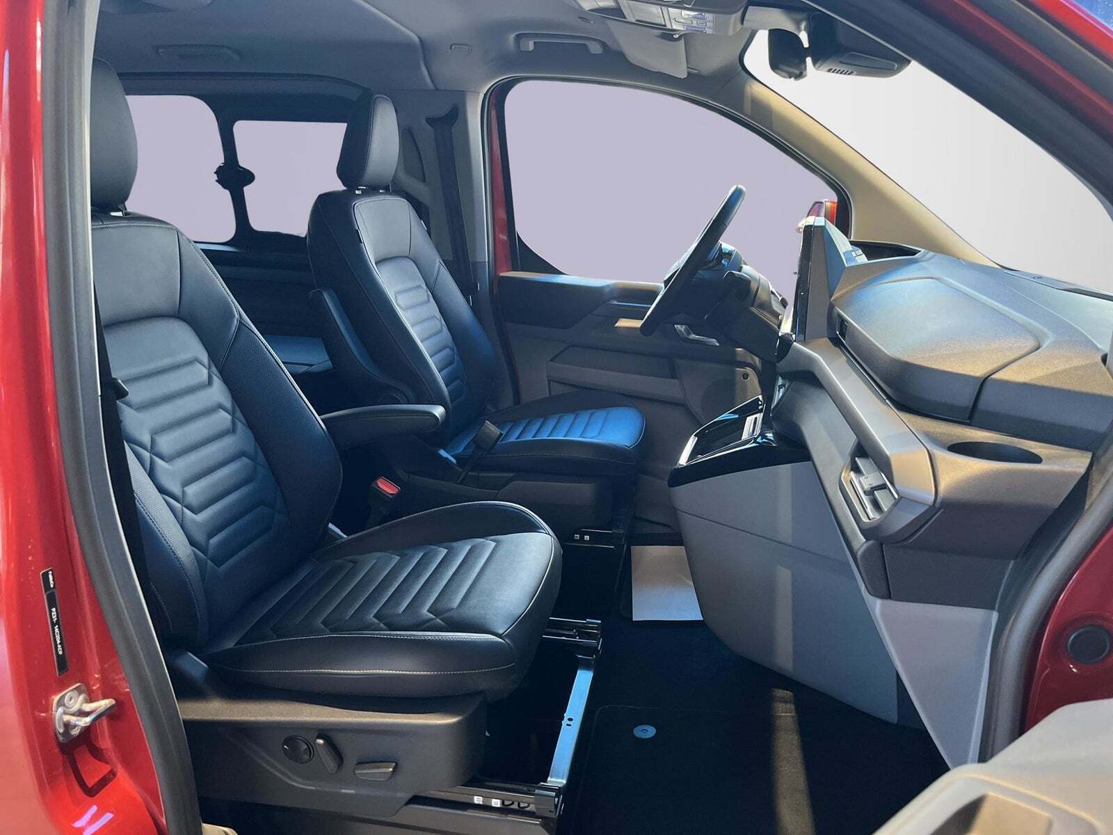 Beige Ford Tourneo Custom 340L fra 2024 set indefra