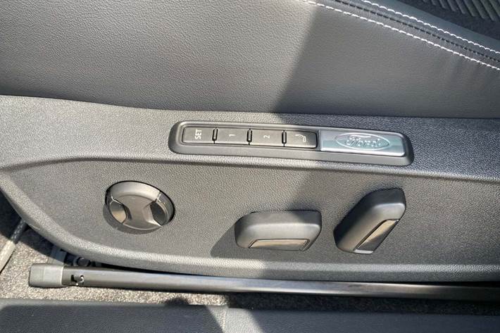 Grå Ford Capri fra 2025