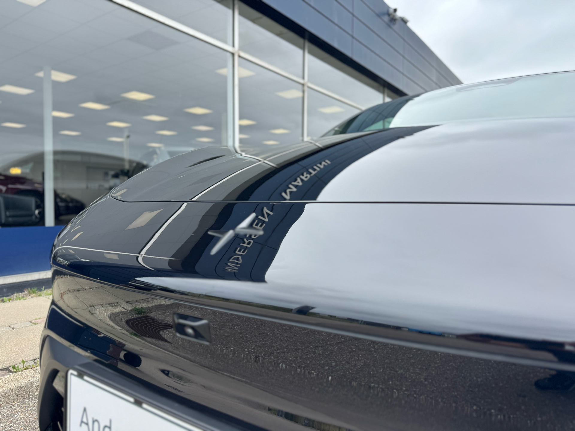 Sort Polestar 4 fra 2025