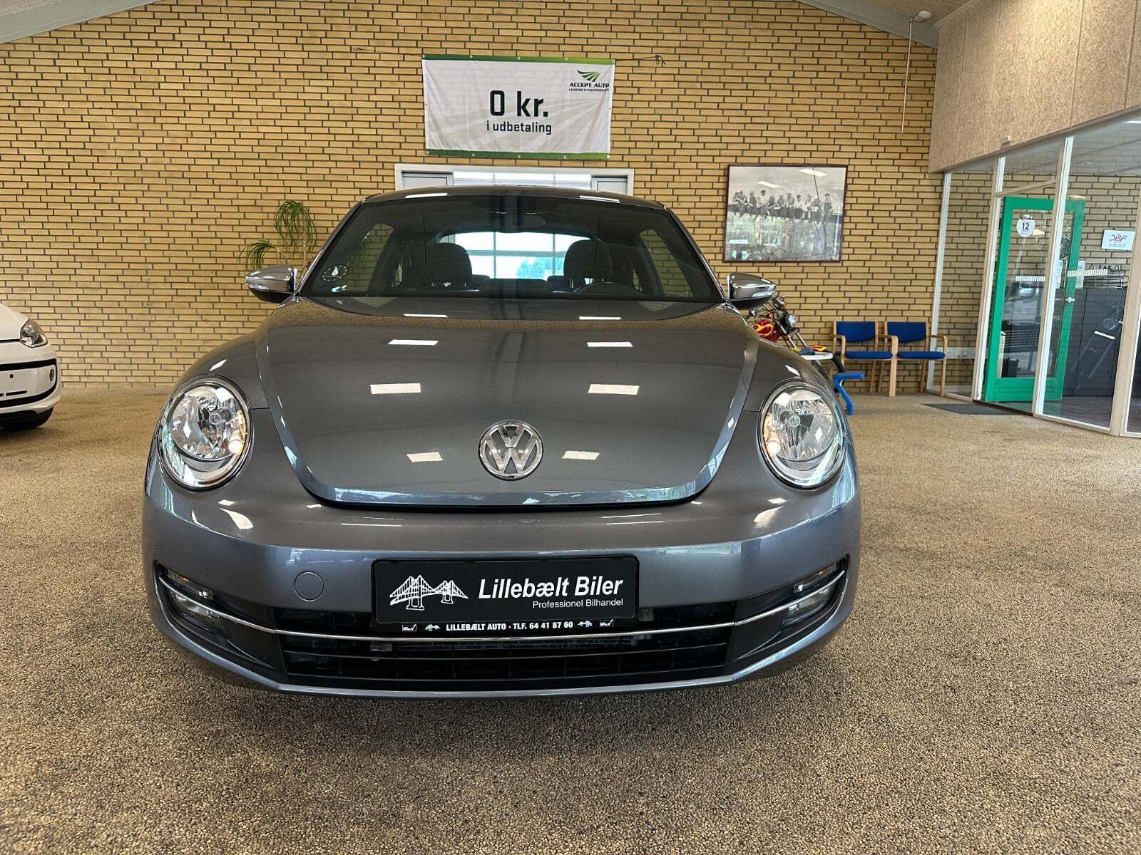 Grå VW The Beetle fra 2016 set udefra