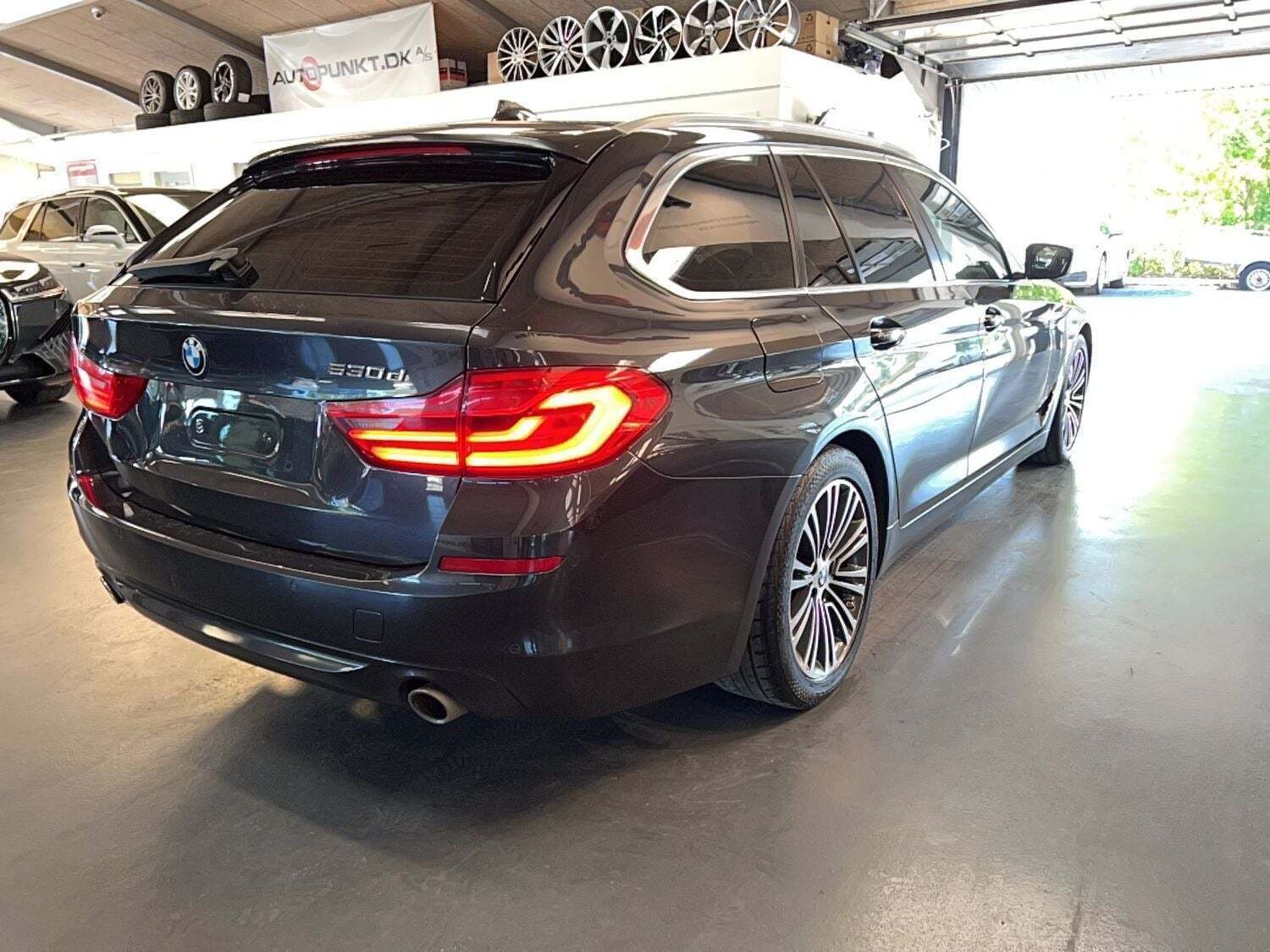 Grå BMW 530d fra 2018
