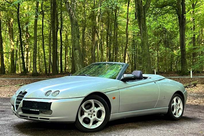 Sølv Alfa Romeo Spider fra 2004 set udefra