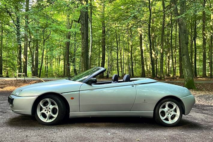 Sølv Alfa Romeo Spider fra 2004 set udefra