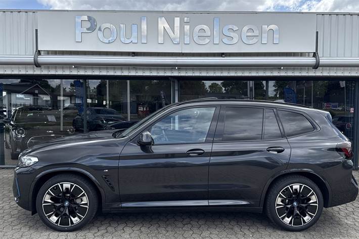 Grå BMW iX3 fra 2023