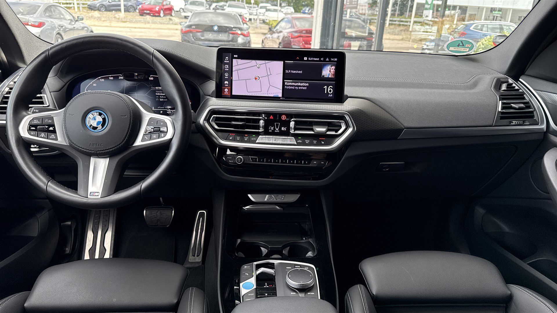 Grå BMW iX3 fra 2023