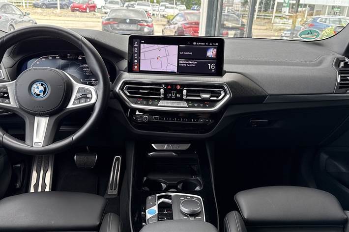 Grå BMW iX3 fra 2023