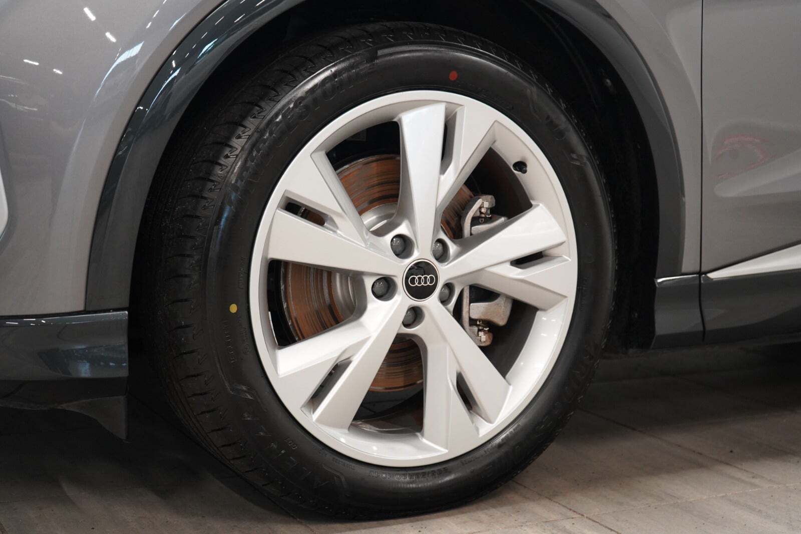 Grå Audi Q4 e-tron fra 2024