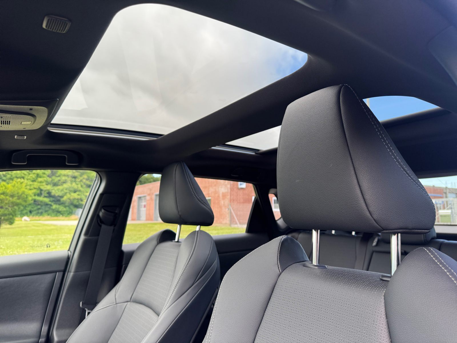 Grå Toyota BZ4X fra 2024