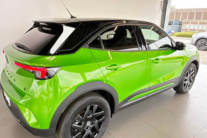 Grøn Opel Mokka-e fra 2023