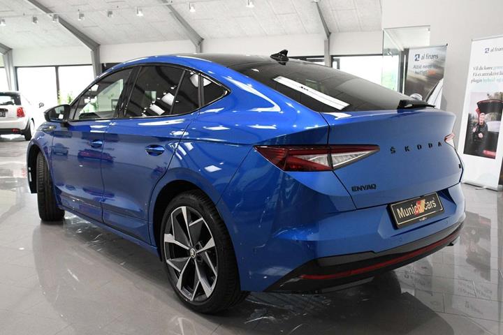Blå Skoda Enyaq fra 2023