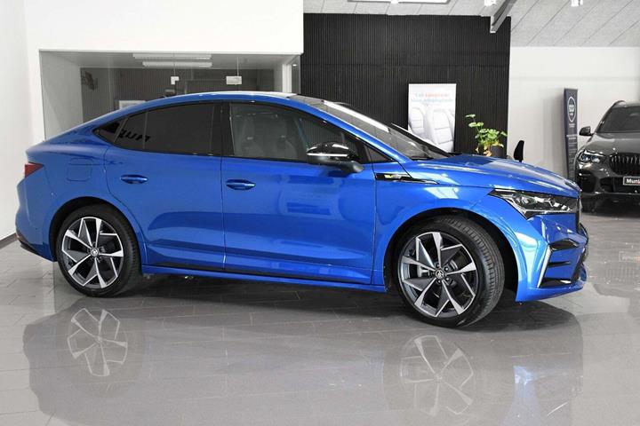 Blå Skoda Enyaq fra 2023