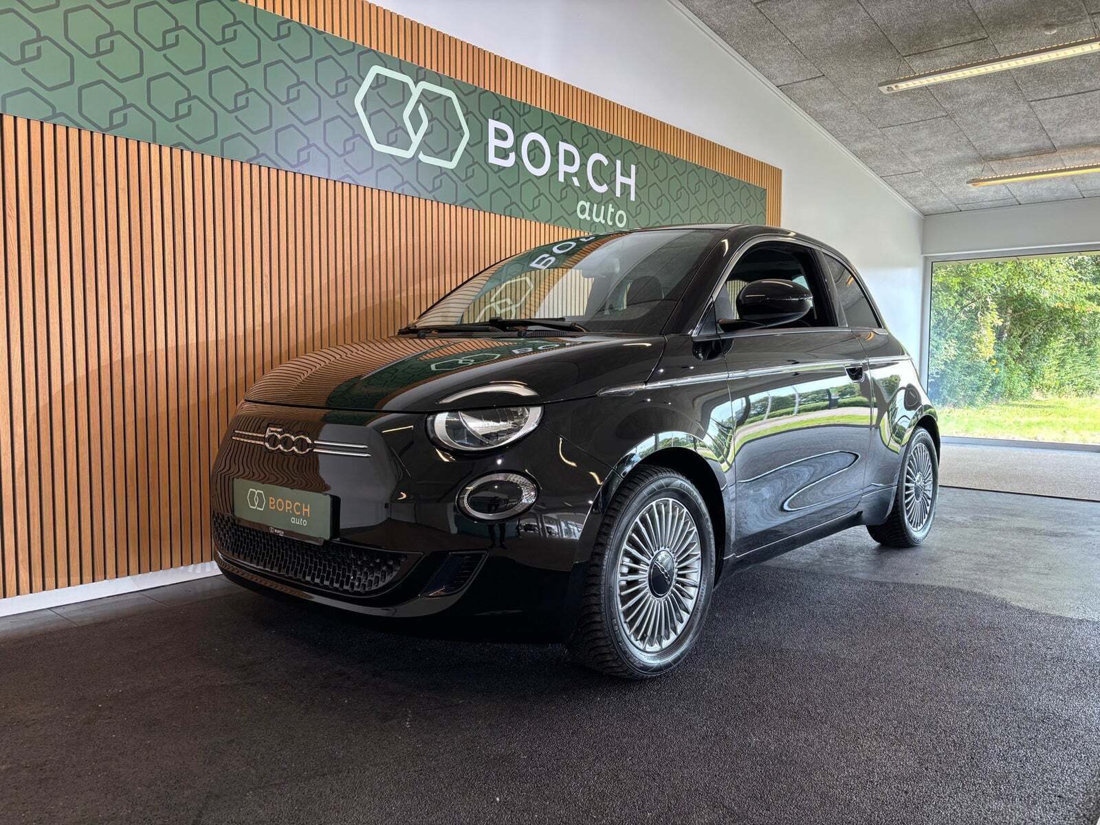Sort Fiat 500e fra 2022 set udefra