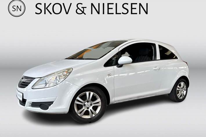 Hvid Opel Corsa fra 2010 set udefra