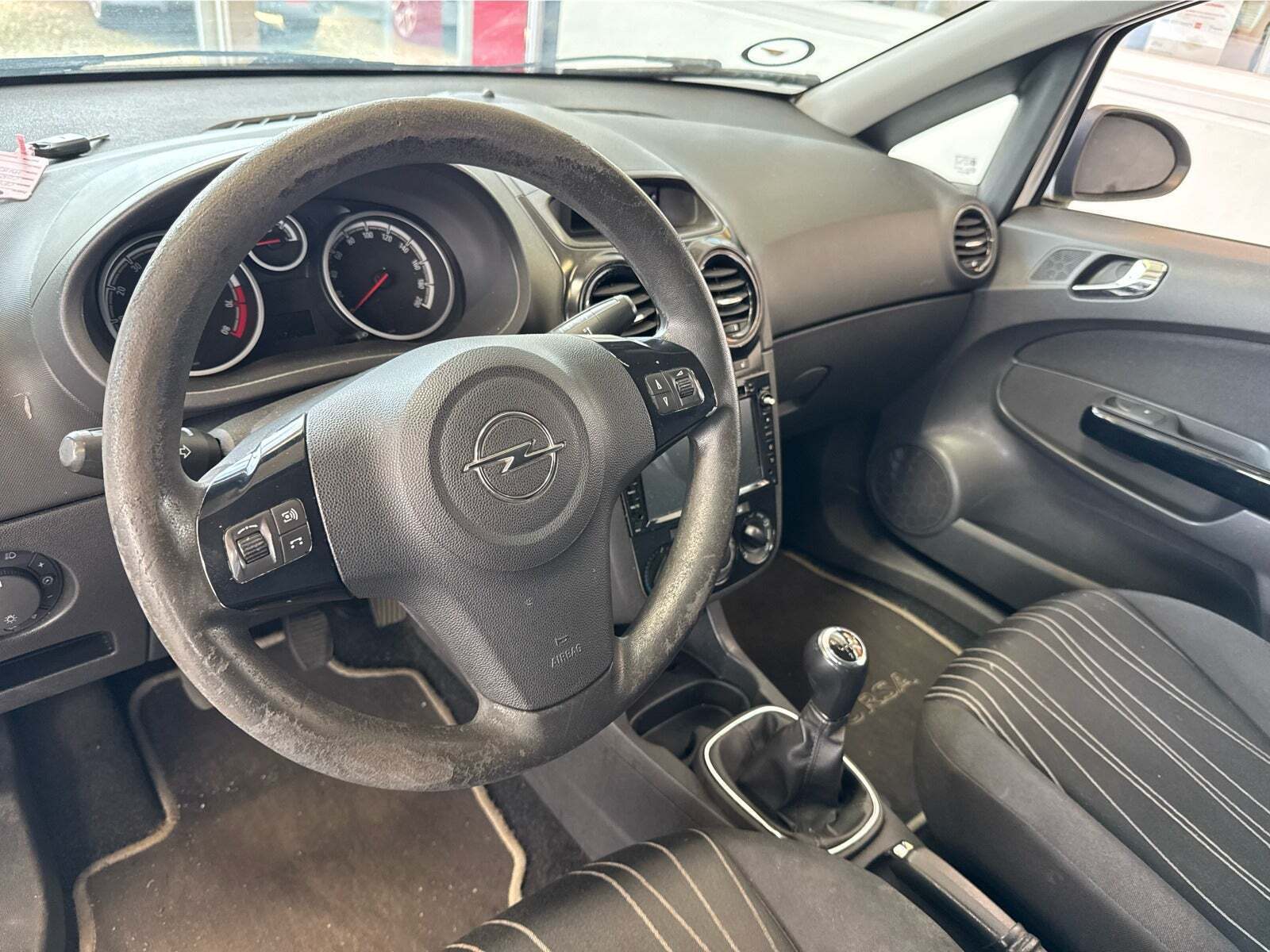 Hvid Opel Corsa fra 2010