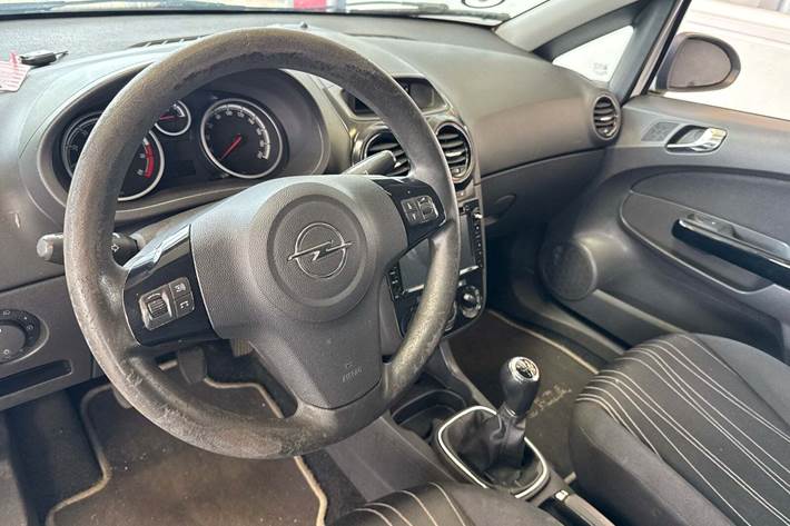 Hvid Opel Corsa fra 2010