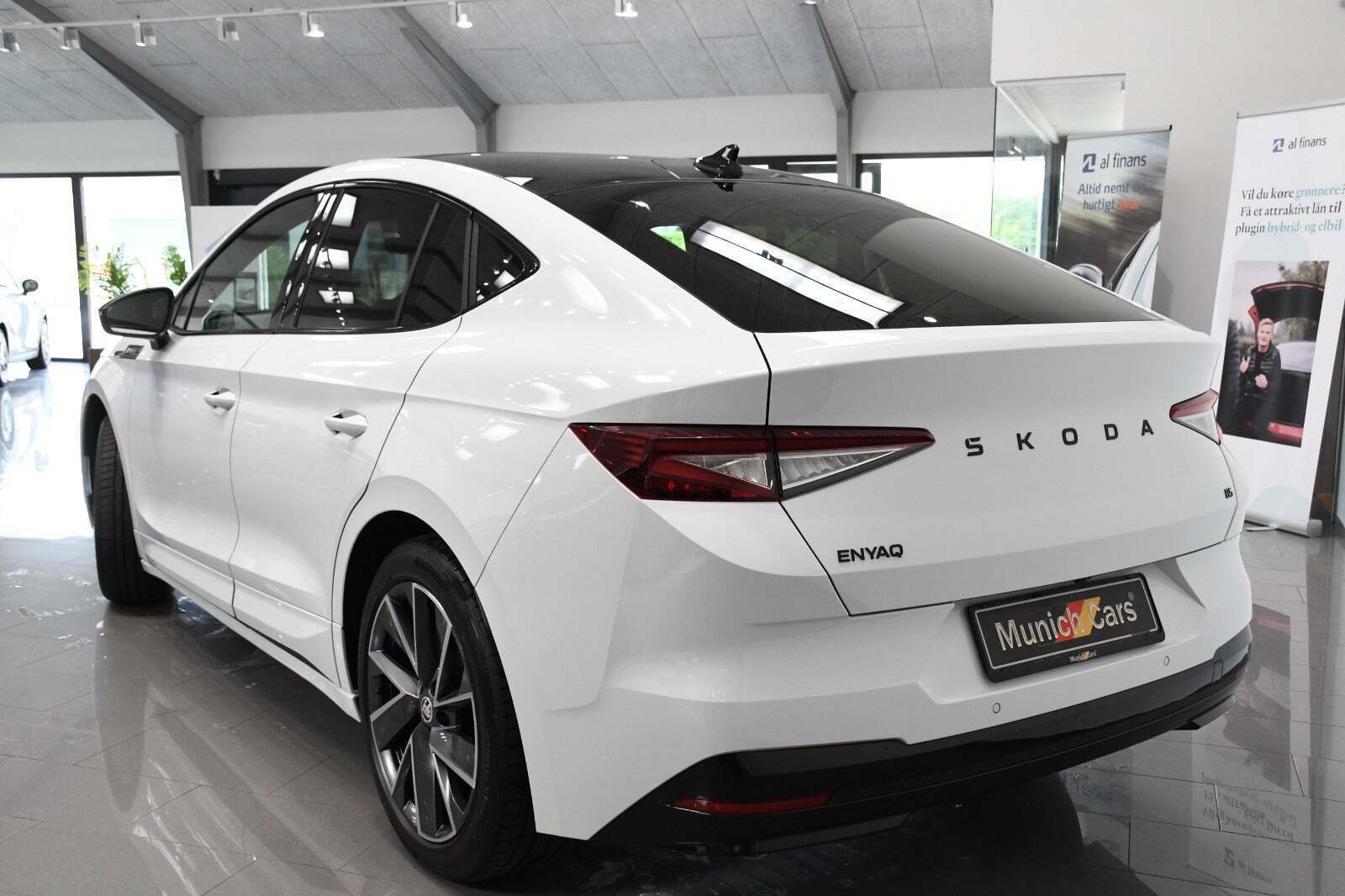 Hvid Skoda Enyaq fra 2024