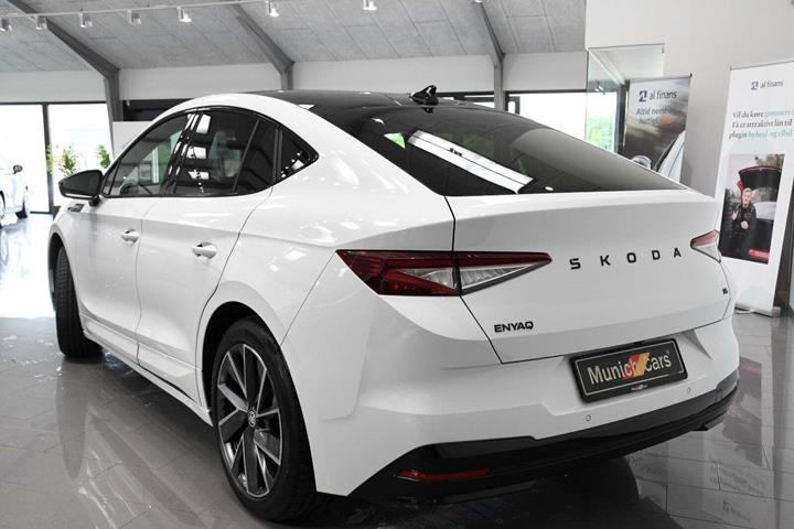 Hvid Skoda Enyaq fra 2024
