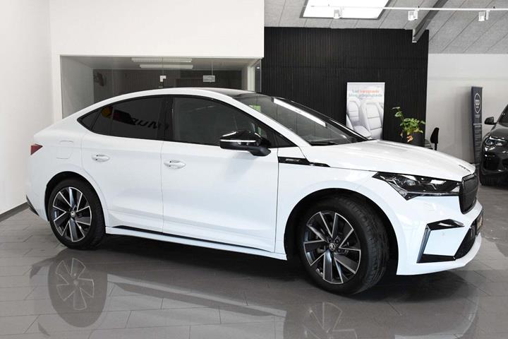 Hvid Skoda Enyaq fra 2024