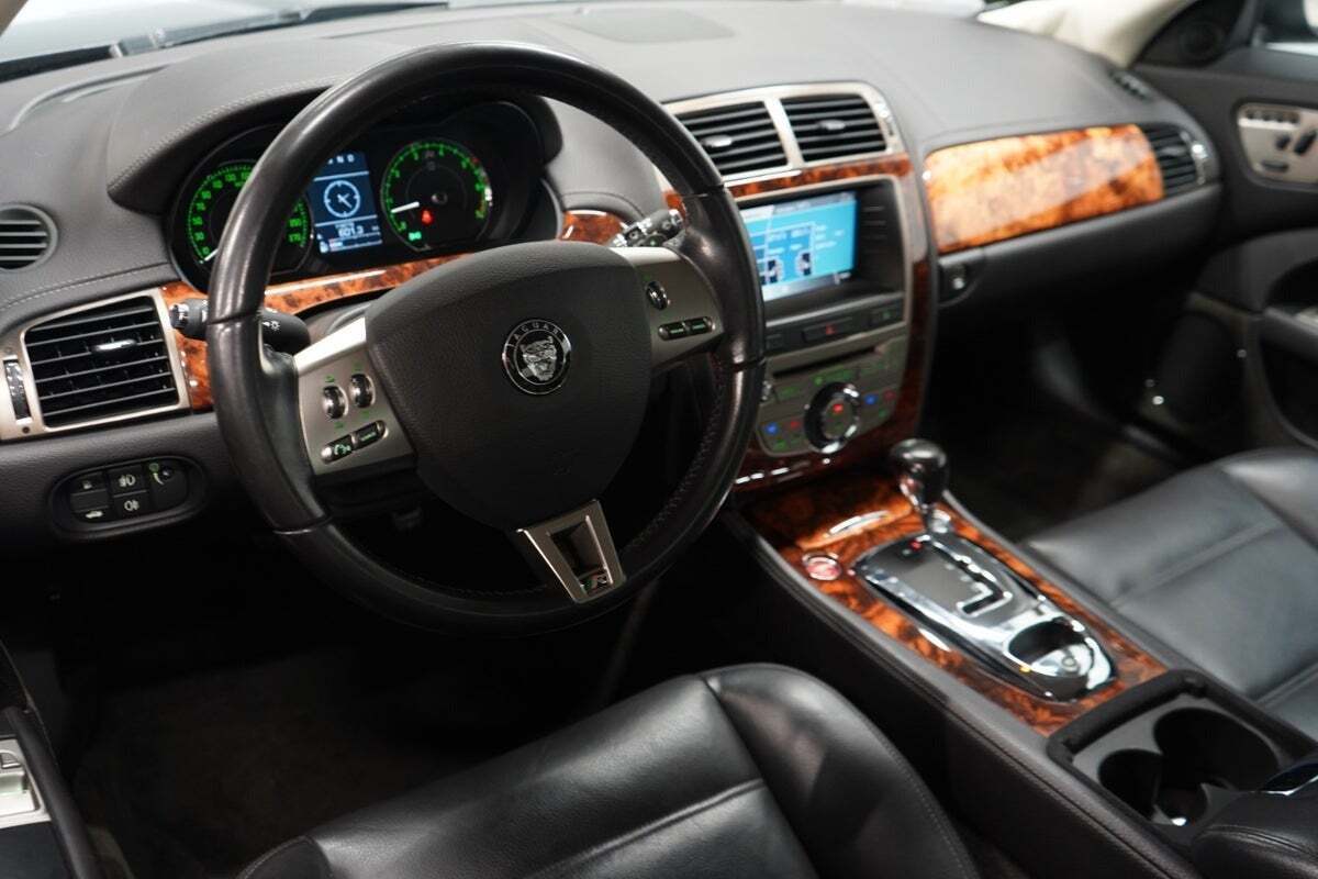 Sort Jaguar XKR fra 2008