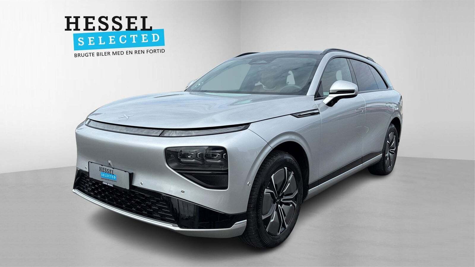 Sølv Xpeng G9 fra 2023 set udefra