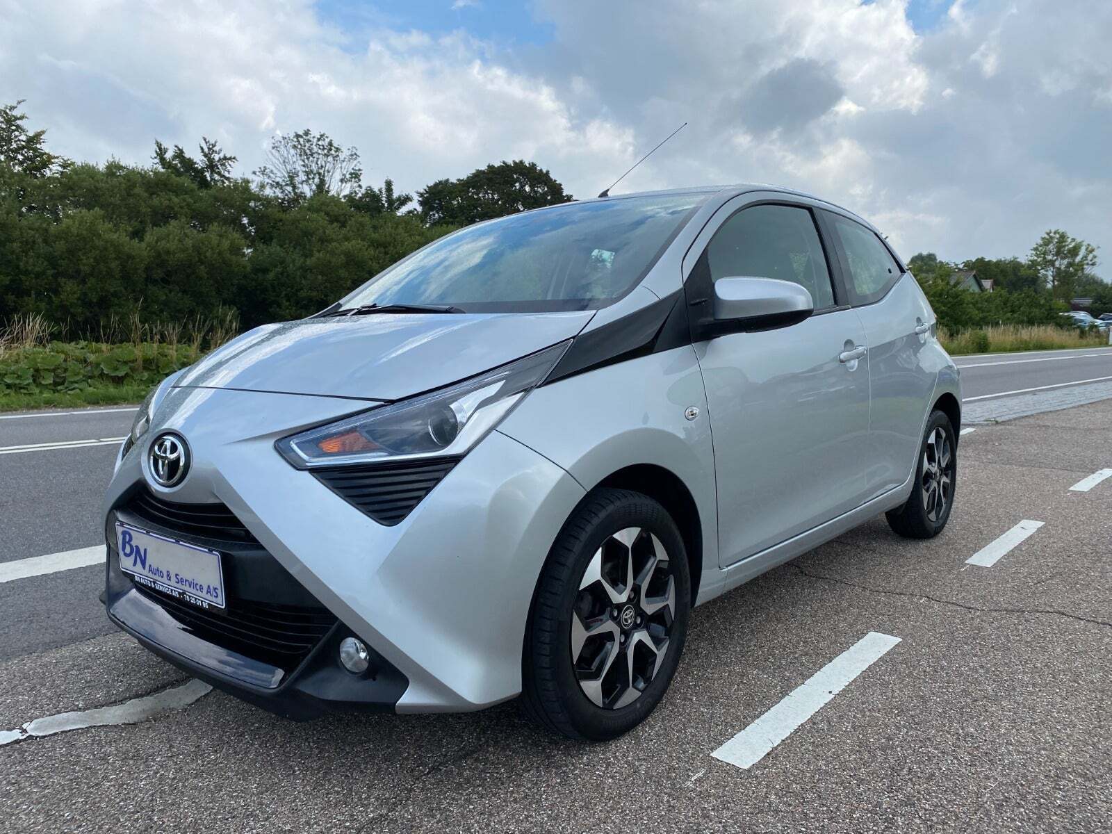 Sølv Toyota Aygo fra 2020 set udefra