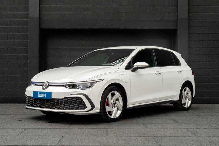 Hvid VW Golf VIII fra 2022 set udefra