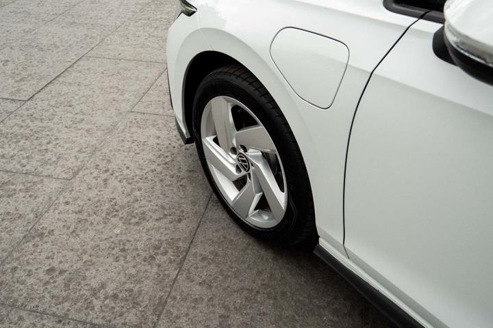 Hvid VW Golf VIII fra 2022