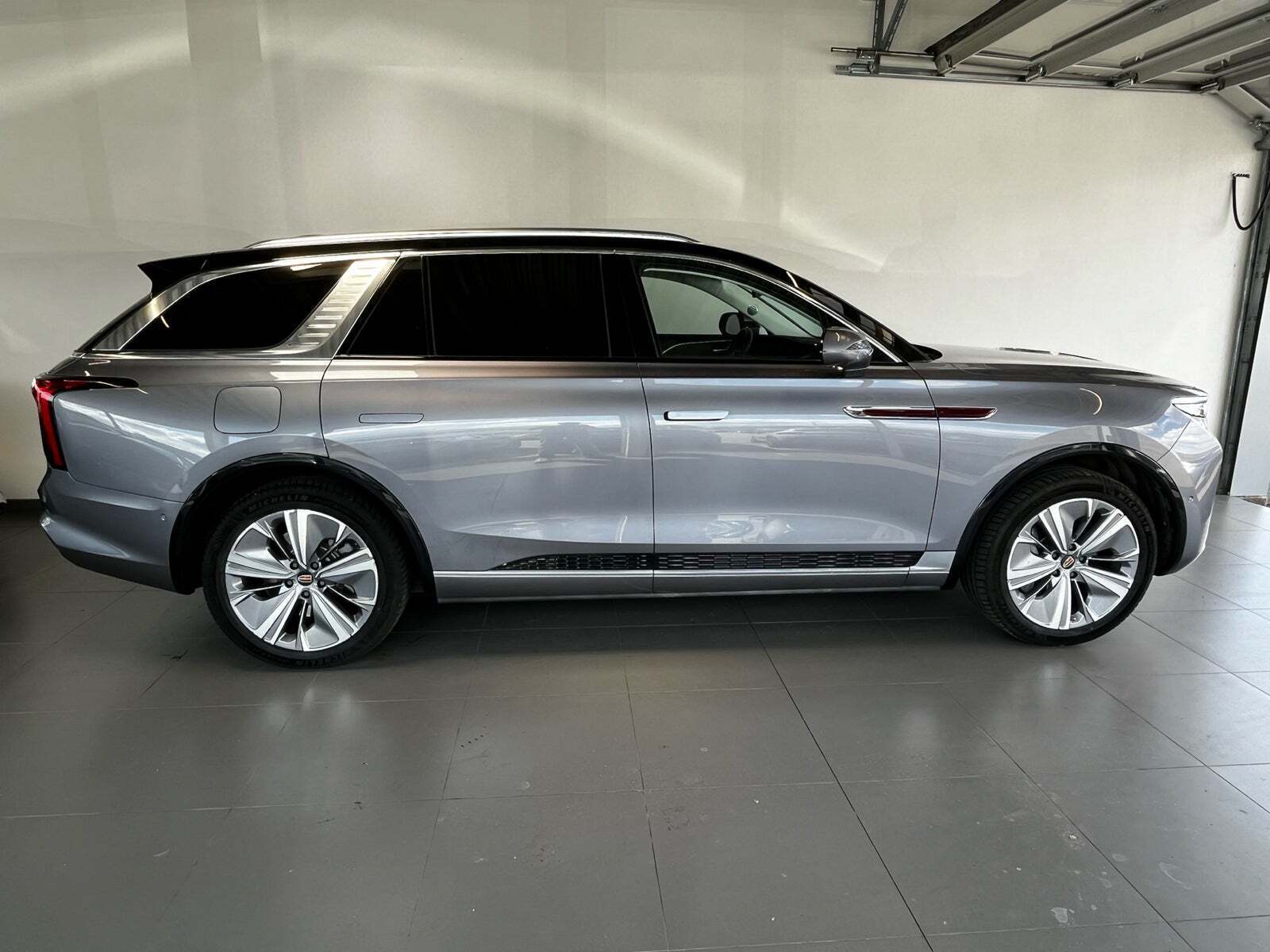 Hongqi E-HS9 99 Premium